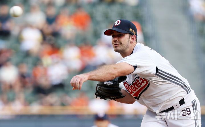 [서울=뉴시스] 홍효식 기자 = 22일 서울 송파구 잠실야구장에서 열린 2025 KBO리그 한화 이글스와 두산 베어스의 경기, 두산 선발투수 잭로그가 공을 던지고 있다. 2025.07.22. yesphoto@newsis.com