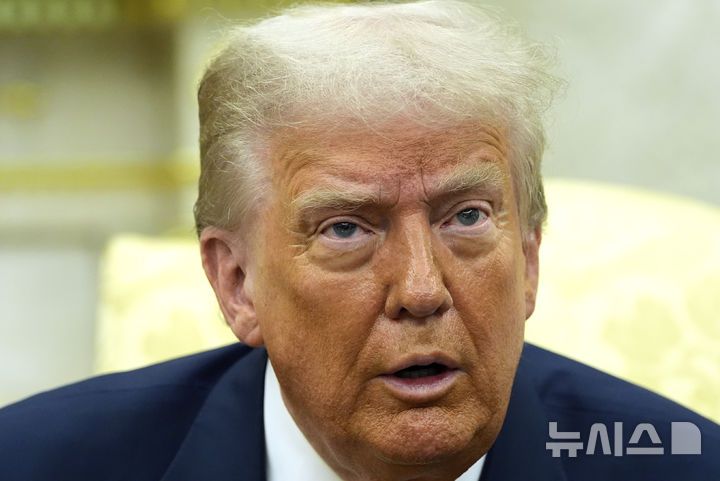 [워싱턴=AP/뉴시스] 도널드 트럼프 미국 대통령이 24일(현지 시간) 연방준비제도(Fed·연준)를 방문한다. 사진은 트럼프 대통령이 지난 22일 백악관 집무실에서 페르디난드 마르코스 주니어 필리핀 대통령과 회담하며 취재진에 발언하는 모습. 2025.07.24.