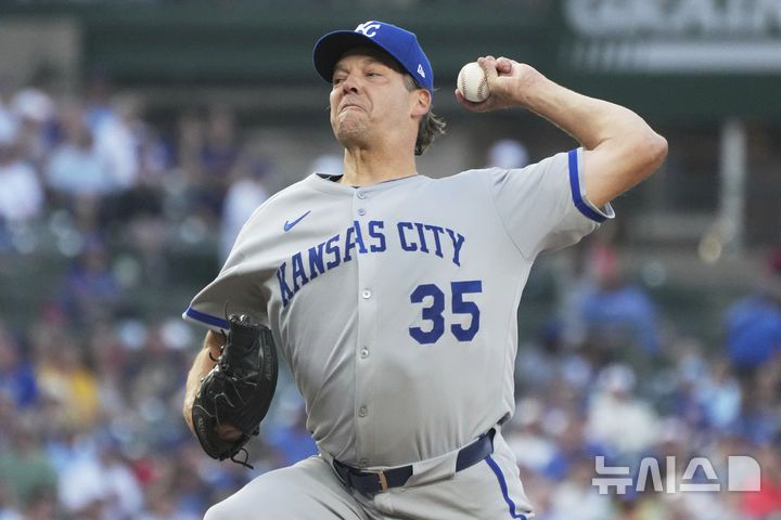 [시카고=AP/뉴시스] 메이저리그(MLB) 캔자스시티 로열스의 베테랑 좌완 리치 힐이 23일(한국 시간) 미국 일리노이주 시카고의 리글리 필드에서 열린 시카고 컵스와의 2025 MLB 원정 경기에 선발 등판해 공을 던지고 있다. 2025.07.23.
