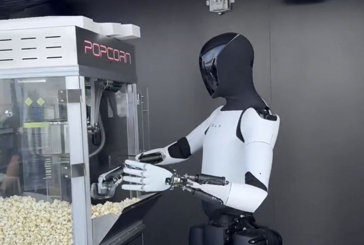 [서울=뉴시스] 테슬라가 개발 중인 휴머노이드 로봇 '옵티머스'가 팝콘 부스에서 손님들을 맞이하는 모습. (사진=LA타임즈 갈무리) 2025.07.23 *재판매 및 DB 금지