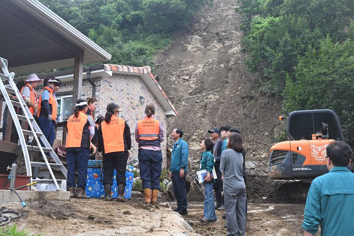 [거창=뉴시스] 구인모 거창군수 호우피해 현장 방문 (사진=거창군 제공) 2025. 07. 23. photo@newsis.com  *재판매 및 DB 금지