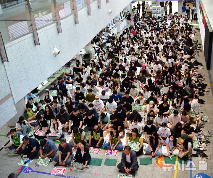 [광주=뉴시스] 이현행 기자 = 전국보건의료노조 조선대병원지부 소속 노조원들이 임단협 막바지 교섭이 열리고 있는 23일 오후 광주 동구 조선대병원 본관에서 파업 전야제를 열고 있다. 이날 전야제는 주최 측 추산 600여 명이 참여했다. 2025.07.23. lhh@newsis.com