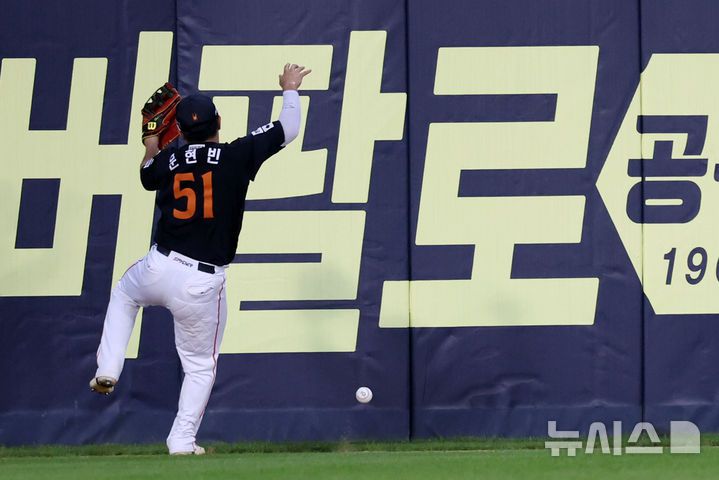 [서울=뉴시스] 조성우 기자 = 23일 서울 송파구 잠실야구장에서 열린 2025 KBO리그 한화 이글스와 두산 베어스의 경기, 두산 4회말 공격 1사 후 한화 좌익수 문현빈 김기연의 타구를 놓치고 있다. 2025.07.23. xconfind@newsis.com