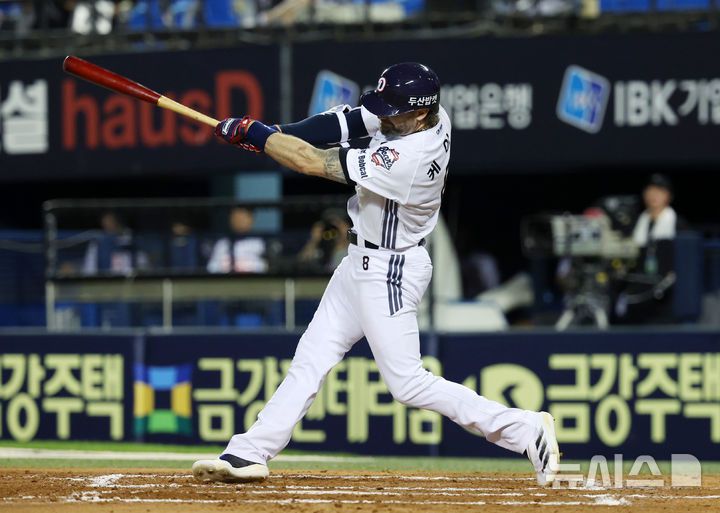 [서울=뉴시스] 조성우 기자 = 23일 서울 송파구 잠실야구장에서 열린 2025 KBO리그 한화 이글스와 두산 베어스의 경기, 두산 6회말 공격 선두타자 케이브가 안타를 때리며 출루하고 있다. 2025.07.23. xconfind@newsis.com