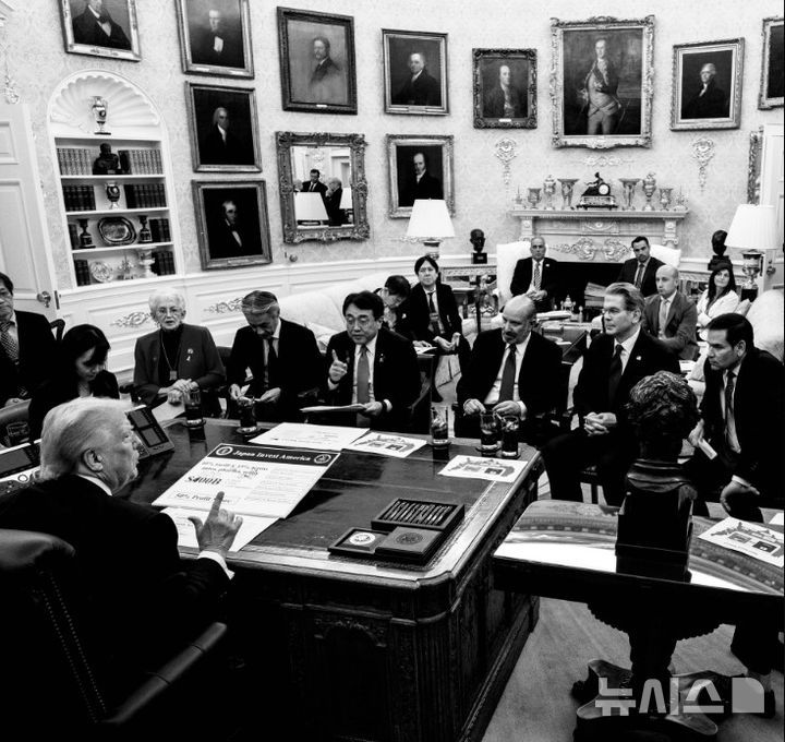 [서울=뉴시스] 도널드 트럼프 미국 대통령이 지난 22일(현지 시간) 미국 워싱턴DC 백악관에서 아카자와 료세이 일본 경제재생상 등 일본 대표단과 협상하고 있다. 트럼프 대통령 책상 위에 놓인 '재팬 인베스트 아메리카' 패널에는 일본의 대미 투자 규모가 4000억 달러로 출력됐지만, 수기로 5000억 달러로 수정된 정황이 보인다. 이후 발표에선 5500억 달러로 더 늘었다. (사진=댄 스카비노 백악관 부비서실장 X 갈무리) 2025.07.25. *재판매 및 DB 금지.