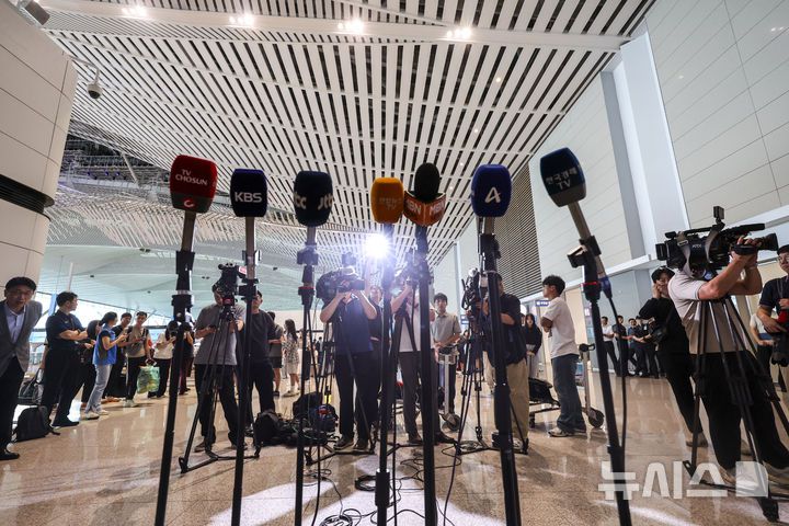 [인천공항=뉴시스] 권창회 기자 = 24일 인천국제공항 귀빈실 앞에서 취재진들이 대기하고 있다. 기획재정부 관계자는 24일 "미국과 예정됐던 2+2 협상은 스콧 베선트 미국 재무장관의 긴급한 일정으로 인해 개최하지 못하게 됐다"며 "미국 측은 조속한 시일 내에 개최하자고 제의했고, 한미 양측은 최대한 빠른 시일 내에 일정을 잡을 계획"이라고 밝혔다. 2025.07.24. kch0523@newsis.com