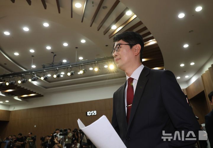 [서울=뉴시스] 김명년 기자 = 주진우 국민의힘 의원이 24일 오전 서울 여의도 국회 소통관에서 당대표 출마선언 기자회견을 위해 이동하고 있다. 2025.07.24. kmn@newsis.com