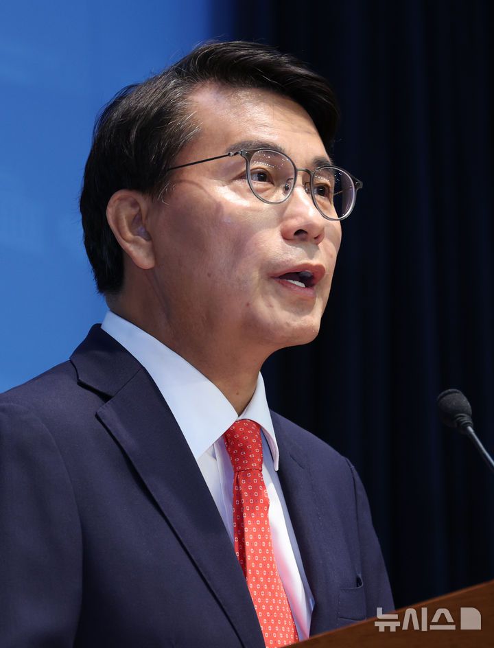 [서울=뉴시스] 김금보 기자 = 윤상현 국민의힘 의원이 24일 오전 서울 여의도 국회 소통관에서 최근 자신이 주최한 토론회 '자유공화 리셋코리아를 위하여'가 윤어게인 행사로 오해받게 된 점에 사과하는 기자회견을 하고 있다. 2025.07.24. kgb@newsis.com