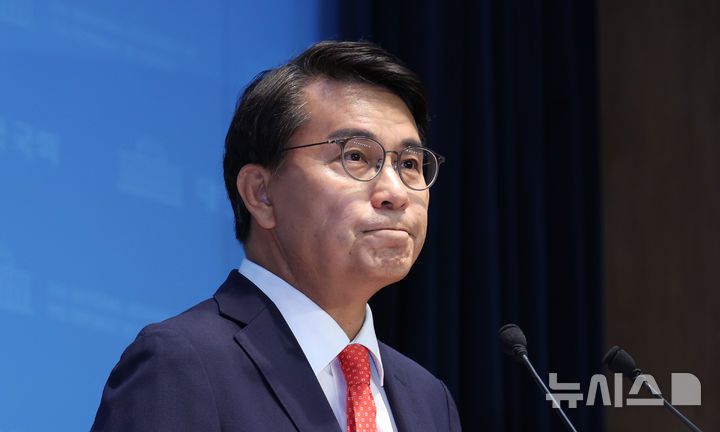 [서울=뉴시스] 김금보 기자 = 윤상현 국민의힘 의원이 24일 오전 서울 여의도 국회 소통관에서 최근 자신이 주최한 토론회 '자유공화 리셋코리아를 위하여'가 윤어게인 행사로 오해받게 된 점에 사과하는 기자회견을 하고 있다. 2025.07.24. kgb@newsis.com