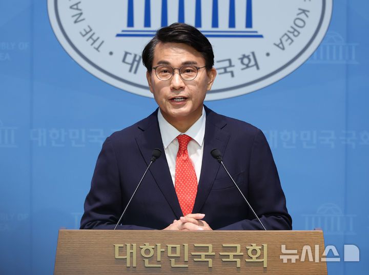 [서울=뉴시스] 김금보 기자 = 윤상현 국민의힘 의원이 24일 오전 서울 여의도 국회 소통관에서 최근 자신이 주최한 토론회 '자유공화 리셋코리아를 위하여'가 윤어게인 행사로 오해받게 된 점에 사과하는 기자회견을 하고 있다. 2025.07.24. kgb@newsis.com