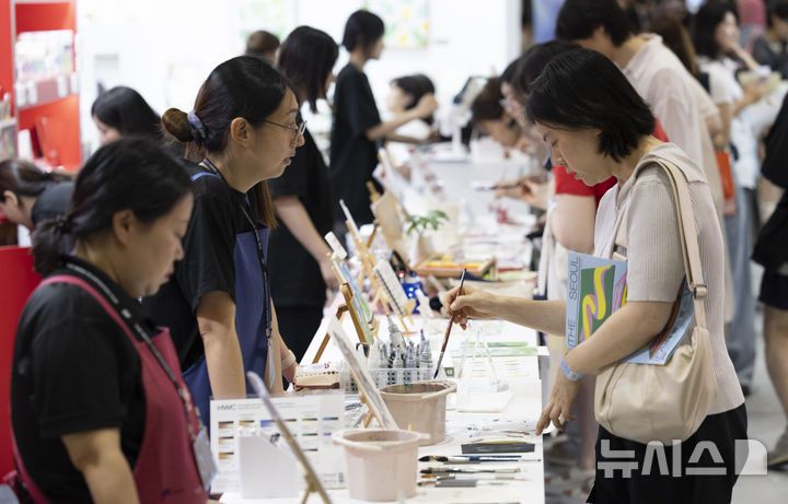 [서울=뉴시스] 김근수 기자 = 서울일러스트레이션페어V.19 2025 개막 첫 날인 24일 서울 강남구 코엑스에서 관람객들이 물감으로 그림을 그리고 있다. 2024.07.24. ks@newsis.com