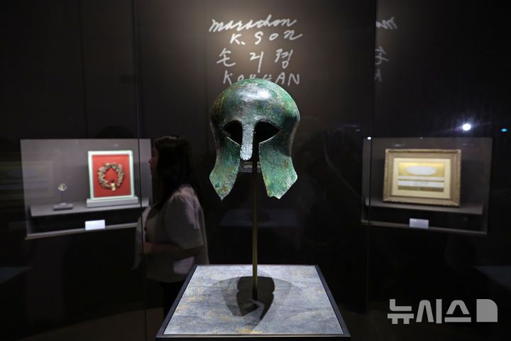 [서울=뉴시스] 박진희 기자 = 국립중앙박물관은 특별전 '두 발로 세계를 제패하다' 언론공개회를 24일 서울 용산구 국립중앙박물관 상설전시관에서 갖고 손기정 선수의 여정을 함께한 1936년 베를린 올림픽 금메달과 월계관, 특별 부상품이었던 고대 그리스 투구 등 전시품 18건을 선보인다. 이번 특별전은 광복 80주년을 기념하여 손기정(1912~2002) 선수가 우리 민족의 역사와 함께한 발자취를 조명하는 전시이다. 2025.07.24. pak7130@newsis.com