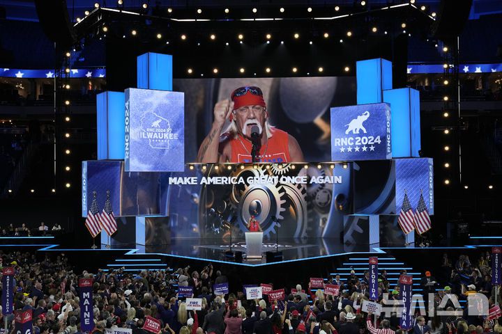 [밀워키=AP/뉴시스] 미국 프로레슬링의 전설 '헐크 호건(본명 테리 진 볼레아)'이 24일(현지 시간) 71세를 일기로 별세했다. 사진은 헐크 호건이 지난해 7월 18일 미국 밀워키에서 열린 공화당 전당대회에서 연설하는 모습. 2025.07.25.