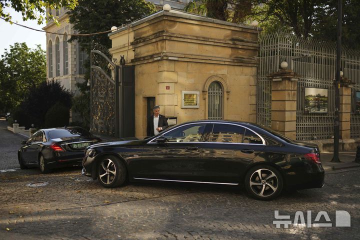 [이스탄불=AP/뉴시스] 지난달 25일(현지 시간) 이란 핵 프로그램 논의가 열린 튀르키예 이스탄불의 이란 영사관으로 영국과 프랑스, 독일 외교관들이 탄 자동차들이 들어가고 있다. 2025.08.13.