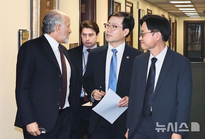 [세종=뉴시스]김정관 산업통상자원부 장관과 여한구 산업부 통상교섭본부장은 24일(현지 시간) 미국 워싱턴 D.C.에서 하워드 러트닉(Howard Lutnick) 미국 상무부 장관과 관세협상 타결방안을 심도있게 논의했다.(사진=산업부 제공)