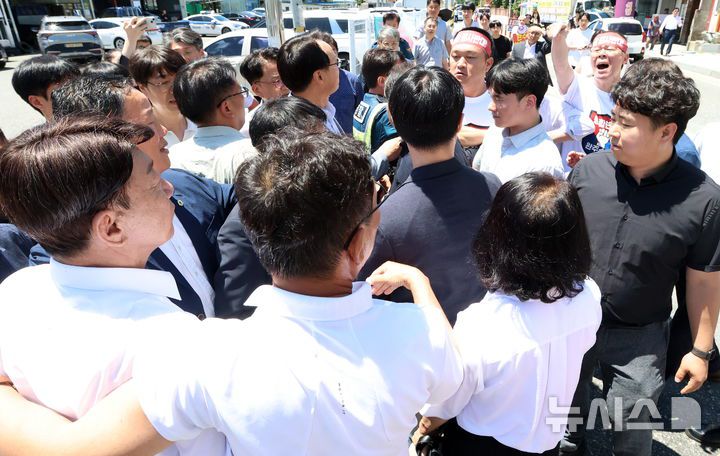 [완주=뉴시스] 김얼 기자 = '완주 속으로' 상생 소통에 나선 우범기(왼쪽) 전주시장이 25일 전북 완주군의 한 식당에서 완주군의회 군의원들의 빗발치는 항의에 자리를 벗어나고 있다. (사진=독자제공) 2025.07.25. pmkeul@newsis.com