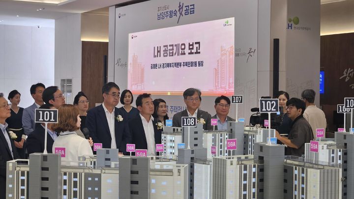 [남양주=뉴시스] 정진형 기자 = 김규철 국토교통부 주택토지실장이 25일 경기 남양주시 별내동 남양주왕숙지구 A-1, A-2블록 주택전시관 내 단지 모형을 둘러보고 있다. 2025.07.25. formation@newsis.com *재판매 및 DB 금지