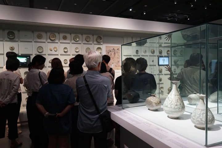 [서울=뉴시스] 지난 16일 국립중앙박물관  특별전시실 1에서 열린 용산 이전 20주년 특별전 '새 나라 새 미술, 조선 전기 미술 대전'의 '큐레이터와의 대화' 현장 (사진=국립중앙박물관 제공) 2025.07.25. photo@newsis.com *재판매 및 DB 금지