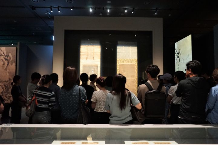 [서울=뉴시스] 지난 16일 국립중앙박물관  특별전시실 1에서 열린 용산 이전 20주년 특별전 '새 나라 새 미술, 조선 전기 미술 대전'의 '큐레이터와의 대화' 현장 (사진=국립중앙박물관 제공) 2025.07.25. photo@newsis.com *재판매 및 DB 금지