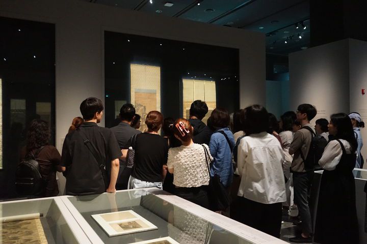 [서울=뉴시스] 지난 16일 국립중앙박물관  특별전시실 1에서 열린 용산 이전 20주년 특별전 '새 나라 새 미술, 조선 전기 미술 대전'의 '큐레이터와의 대화' 현장 (사진=국립중앙박물관 제공) 2025.07.25. photo@newsis.com *재판매 및 DB 금지