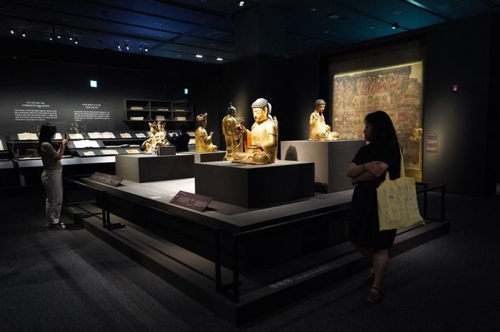 [서울=뉴시스] 지난 16일 국립중앙박물관  특별전시실 1에서 열린 용산 이전 20주년 특별전 '새 나라 새 미술, 조선 전기 미술 대전'의 '큐레이터와의 대화' 현장 (사진=국립중앙박물관 제공) 2025.07.25. photo@newsis.com *재판매 및 DB 금지