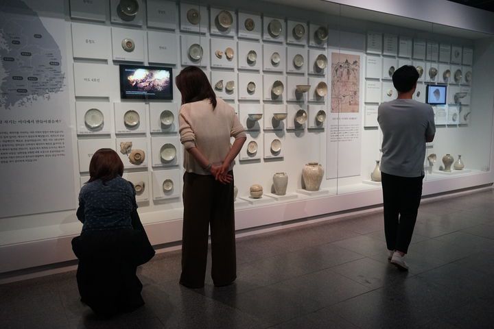 [서울=뉴시스] 지난 16일 국립중앙박물관  특별전시실 1에서 열린 용산 이전 20주년 특별전 '새 나라 새 미술, 조선 전기 미술 대전'의 '큐레이터와의 대화' 현장 (사진=국립중앙박물관 제공) 2025.07.25. photo@newsis.com *재판매 및 DB 금지