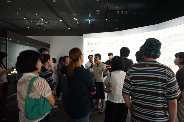 [서울=뉴시스] 지난 16일 국립중앙박물관  특별전시실 1에서 열린 용산 이전 20주년 특별전 '새 나라 새 미술, 조선 전기 미술 대전'의 '큐레이터와의 대화' 현장 (사진=국립중앙박물관 제공) 2025.07.25. photo@newsis.com *재판매 및 DB 금지