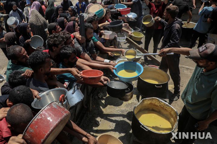 [가자시티=신화/뉴시스] CNN에 따르면 팔레스타인 자치정부는 성명을 통해 "가자지구 전쟁을 종식하려는 트럼프 대통령의 진정성 있고 단호한 노력을 환영하며, 그가 평화를 향한 길을 찾을 수 있을 것이라는 신뢰를 표명한다"고 했다. 사진은 24일(현지 시간) 가자지구 가자시티 자선 급식소에서 팔레스타인 주민들이 구호 음식을 받고 있다. 2025.09.30.