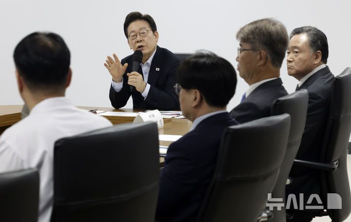 [시흥=뉴시스] 최동준 기자 = 이재명 대통령이 25일 경기 시흥시 SPC삼립 시화공장에서 열린 산업재해 근절 현장 노사간담회에서 SPC 임원들에게 사고경위와 근로자 노동 환경 등에 대해 질문하고 있다. 2025.07.25. photocdj@newsis.com