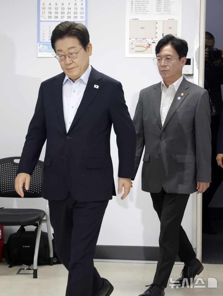[시흥=뉴시스] 최동준 기자 = 이재명 대통령이 25일 경기 시흥시 SPC삼립 시화공장에서 열린 산업재해 근절 현장 노사간담회에 입장하고 있다. 오른쪽은 김영훈 고용노동부 장관. 2025.07.25. photocdj@newsis.com