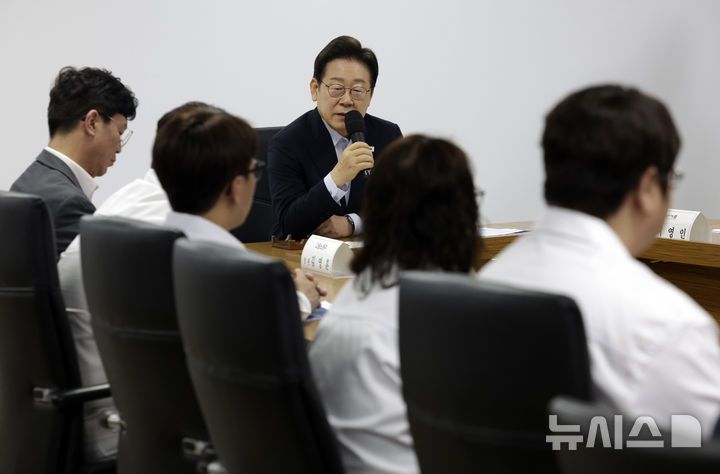 [시흥=뉴시스] 최동준 기자 = 이재명 대통령이 25일 경기 시흥시 SPC삼립 시화공장에서 열린 산업재해 근절 현장 노사간담회에서 발언하고 있다. 2025.07.25. photocdj@newsis.com