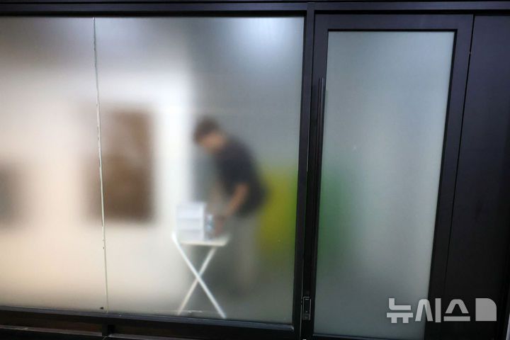 [서울=뉴시스] 조성우 기자 = 김건희 여사의 각종 의혹을 수사 중인 특별검사팀이 윤석열 전 대통령 부부의 자택과 코바나컨텐츠 사무실에 대해 압수수색에 착수한 25일 서울 서초구 아크로비스타 내 코바나컨텐츠 사무실에 관계자의 모습이 비치고 있다. 2025.07.25. xconfind@newsis.com