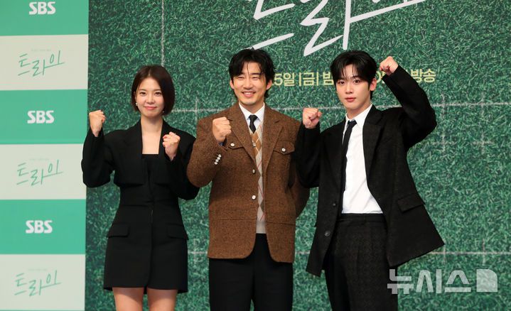 [서울=뉴시스] 김혜진 기자 = 배우 임세미(왼쪽부터), 윤계상, 김요한이 25일 오후 서울 양천구 목동 SBS에서 열린 SBS 새 금토드라마 '트라이: 우리는 기적이 된다'(극본 임진아, 연출 장영석) 제작발표회에서 포즈를 취하고 있다. 2025.07.25. jini@newsis.com