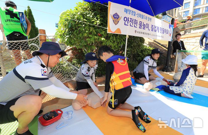 [서귀포=뉴시스] 우장호 기자 = 본격적인 휴가철을 맞은 25일 오후 제주 서귀포시 안덕면 제주신화월드 워터파크에서 서귀포해양경찰서 대원들이 '찾아가는 해양 안전 교실'을 운영하고 있다. 서귀포해경과 신화월드가 협력해 진행한 이번 안전 교실에서는 학생들과 방문객을 대상으로 실전에서 사용할 수 있는 심폐소생술, 생존수영 등을 현장에서 교육했다. 2025.07.25. woo1223@newsis.com