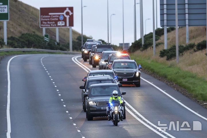 [AP/뉴시스]도널드 트럼프 미 대통령 차량 행렬이 25일(현지시각) 스코틀랜드 턴베리의 골프장으로 향하고 있다. 2025.7.26.