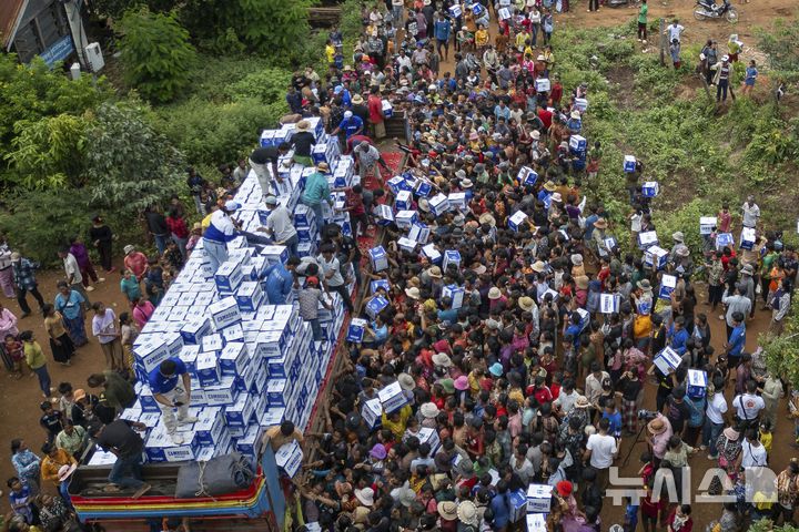 [밧까오=AP/뉴시스] 26일 캄보디아 오다르 민치주 밧까오 재정착촌에서 캄보디아 피난민들이 물을 받아 가고 있다. 2025.07.26.