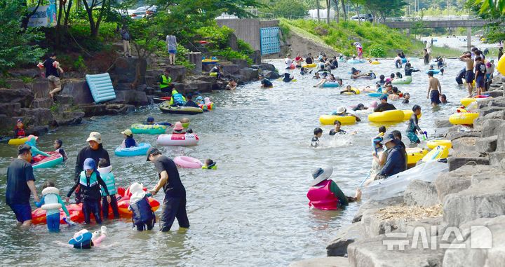 [화순=뉴시스] 이현행 기자 = 26일 오후 전남 화순 동가리 계곡에서 피서객들이 몰놀이를 즐기고 있다. 2025.07.26. lhh@newsis.com