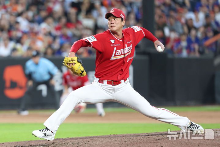 [대전=뉴시스] 권창회 기자 = 26일 오후 대전 중구 대전한화생명볼파크에서 열린 2025 신한 쏠뱅크 KBO리그 한화 이글스와 SSG랜더스의 경기, 5회 말 SSG 김광현이 역투하고 있다. 2025.07.26. kch0523@newsis.com