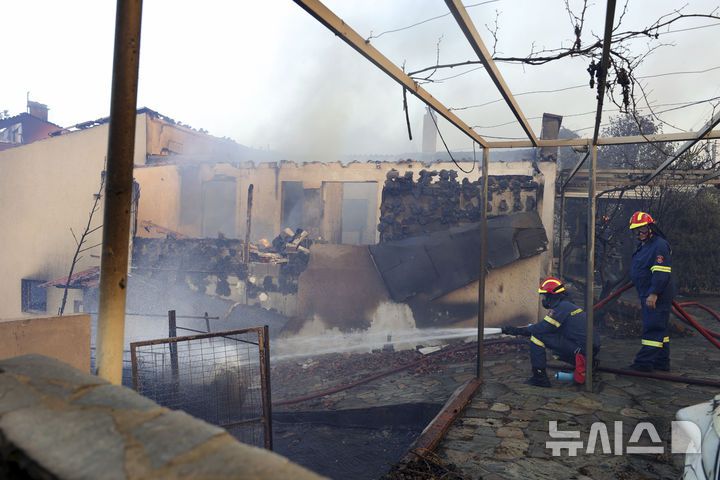 [ 아테네=AP/뉴시스] 그리스의 수도 아테네 북서부 교외의 크리요네리 지역에서 7월 26일 소방대원들이 한 주택으로 옮겨 붙은 산불의 진화작업을 하고 있다. 2025. 07.27.