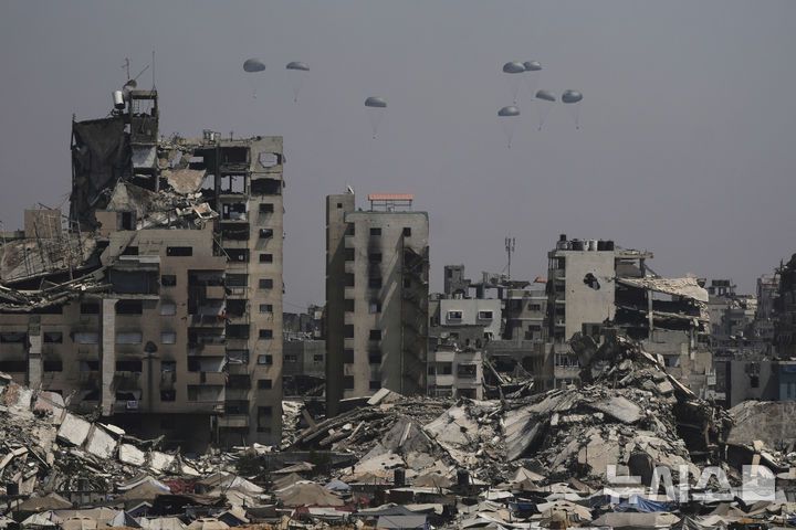 [가자시티=AP/뉴시스] 28일(현지 시간) 가자지구 가자시티 상공에서 팔레스타인 주민들에게 나눠줄 인도적 지원 물품이 공중 투하되고 있다. 2025.07.29.