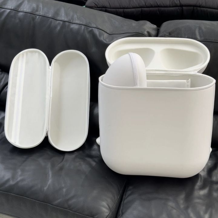 [서울=뉴시스] 가방 내부에는 에어팟 이어버드를 연상시키는 길쭉한 파우치 2개가 들어있으며, 18인치 노트북도 수납 가능한 넉넉한 크기를 자랑한다.  (사진=브레이브스트 스튜디오 홈페이지 캡처) 2025.07.28 *재판매 및 DB 금지