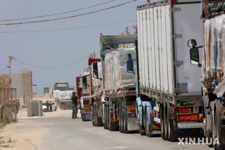 [가자지구=신화/뉴시스] 27일(현지 시간) 인도적 지원 물품을 실은 트럭들이 이스라엘과 가자지구 국경에서 대기하고 있다. 이스라엘군은 가자지구 북부 가자시티, 중부 데이르알발라, 남부 알마와시 등 인구 밀집 지역 3곳에서 매일 오전 10시부터 오후 8시까지 군사 작전을 중단한다고 밝혔다. 군은 이 조치가 가자지구로 유입되는 인도적 지원 규모를 확대하기 위한 노력의 일환이라고 전했다. 2025.07.28.