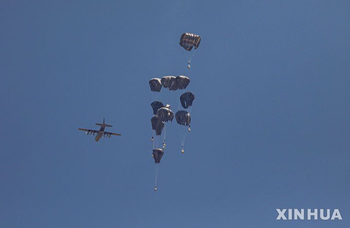 [가자시티=신화/뉴시스] 27일(현지 시간) 팔레스타인 주민들을 위한 인도적 지원 물품이 가자지구 가자시티 상공에서 공중 투하되고 있다. 이스라엘군은 가자지구 북부 가자시티, 중부 데이르알발라, 남부 알마와시 등 인구 밀집 지역 3곳에서 매일 오전 10시부터 오후 8시까지 군사 작전을 중단한다고 밝혔다. 군은 이 조치가 가자지구로 유입되는 인도적 지원 규모를 확대하기 위한 노력의 일환이라고 전했다. 2025.07.28.