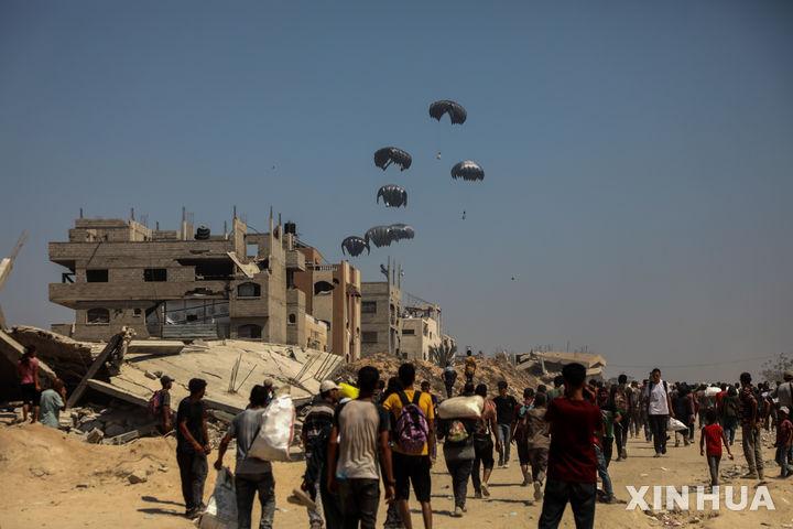 [가자시티=신화/뉴시스] 27일(현지 시간) 팔레스타인 주민들을 위한 인도적 지원 물품이 가자지구 가자시티 상공에서 공중 투하되고 있다. 이스라엘군은 가자지구 북부 가자시티, 중부 데이르알발라, 남부 알마와시 등 인구 밀집 지역 3곳에서 매일 오전 10시부터 오후 8시까지 군사 작전을 중단한다고 밝혔다. 군은 이 조치가 가자지구로 유입되는 인도적 지원 규모를 확대하기 위한 노력의 일환이라고 전했다. 2025.07.28.