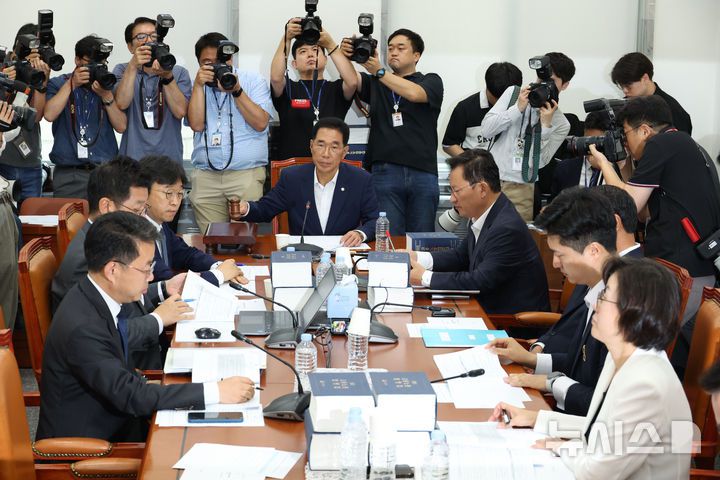 [서울=뉴시스] 김금보 기자 = 김주영 국회 환경노동위원회 소위원장이 28일 서울 여의도 국회에서 열린 '노란봉투법(노동조합 및 노동관계조정법 2·3조 개정안)' 관련 제1차 고용노동법안심사소위원회에서 의사봉을 두드리고 있다. 2025.07.28. kgb@newsis.com