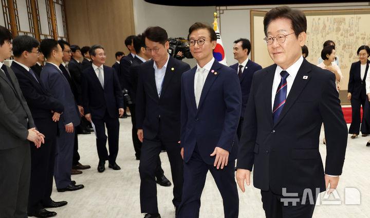 [서울=뉴시스] 최동준 기자 = 이재명 대통령이 28일 서울 용산 대통령실 청사에서 신임 국무위원 및 국세청장에게 임명장을 수여한 뒤 이동하고 있다. (대통령실통신사진기자단) 2025.07.28. photocdj@newsis.com