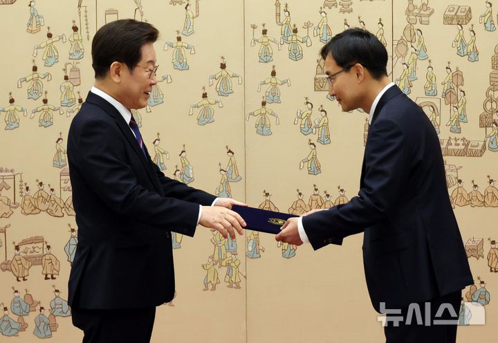 [서울=뉴시스] 최동준 기자 = 이재명 대통령이 28일 서울 용산 대통령실 청사에서 임광현 국세청장에게 임명장을 수여하고 있다. (대통령실통신사진기자단) 2025.07.28. photocdj@newsis.com