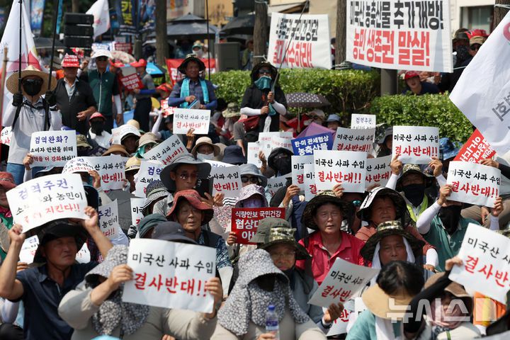 [서울=뉴시스] 조성우 기자 = 28일 오후 서울 용산구 대통령 인근에서 열린 한-미 상호관세 협상 농축산물 개방 반대 전국농축산인 결의대회에서 농민들이 구호를 외치고 있다. 2025.07.28. xconfind@newsis.com