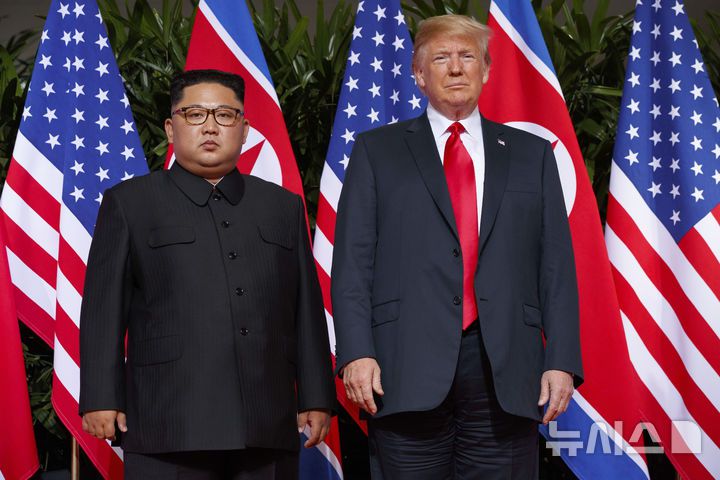 [센토사=AP/뉴시스] 도널드 트럼프 미국 대통령(오른쪽)이 2018년 6월 12일 싱가포르 센토사 섬에서 북한 김정은 국무위원장을 만난 모습. 2025.10.03.