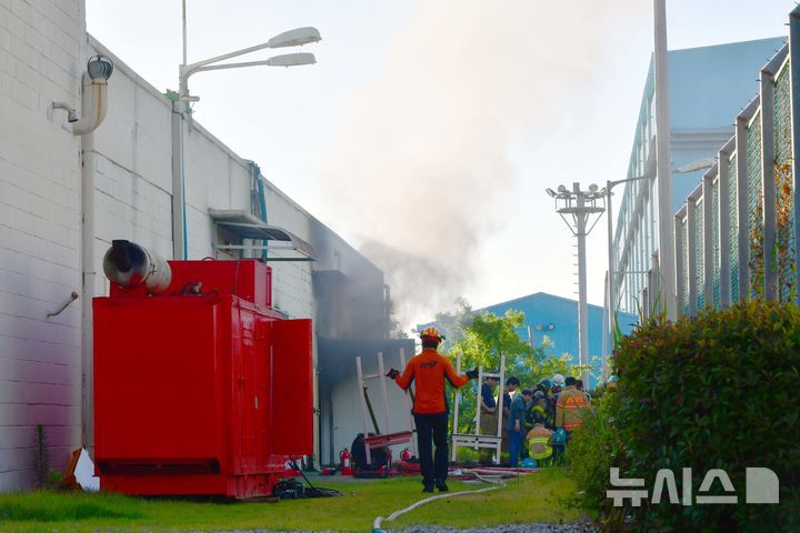 [영암=뉴시스] 이현행 기자 = 29일 오전 전남 영암군 대불국가산업단지 HD현대삼호 내 1호사 변전소에서 불이 나 소방당국이 진화 작업을 벌이고 있다. 불은 전날 오후 11시22분께 발생했다. 이 불로 인명피해는 없는 것으로 파악됐지만 전력 공급이 끊겨 당분간 조업 차질이 예상된다. 2025.07.29. lhh@newsis.com